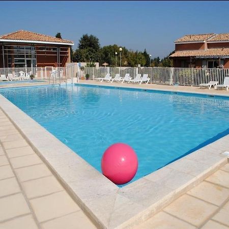 Maison Plain Pied Avec Climatisation Dans Une Residence Privee Avec Piscine Saint-Saturnin-les-Avignon Exterior photo