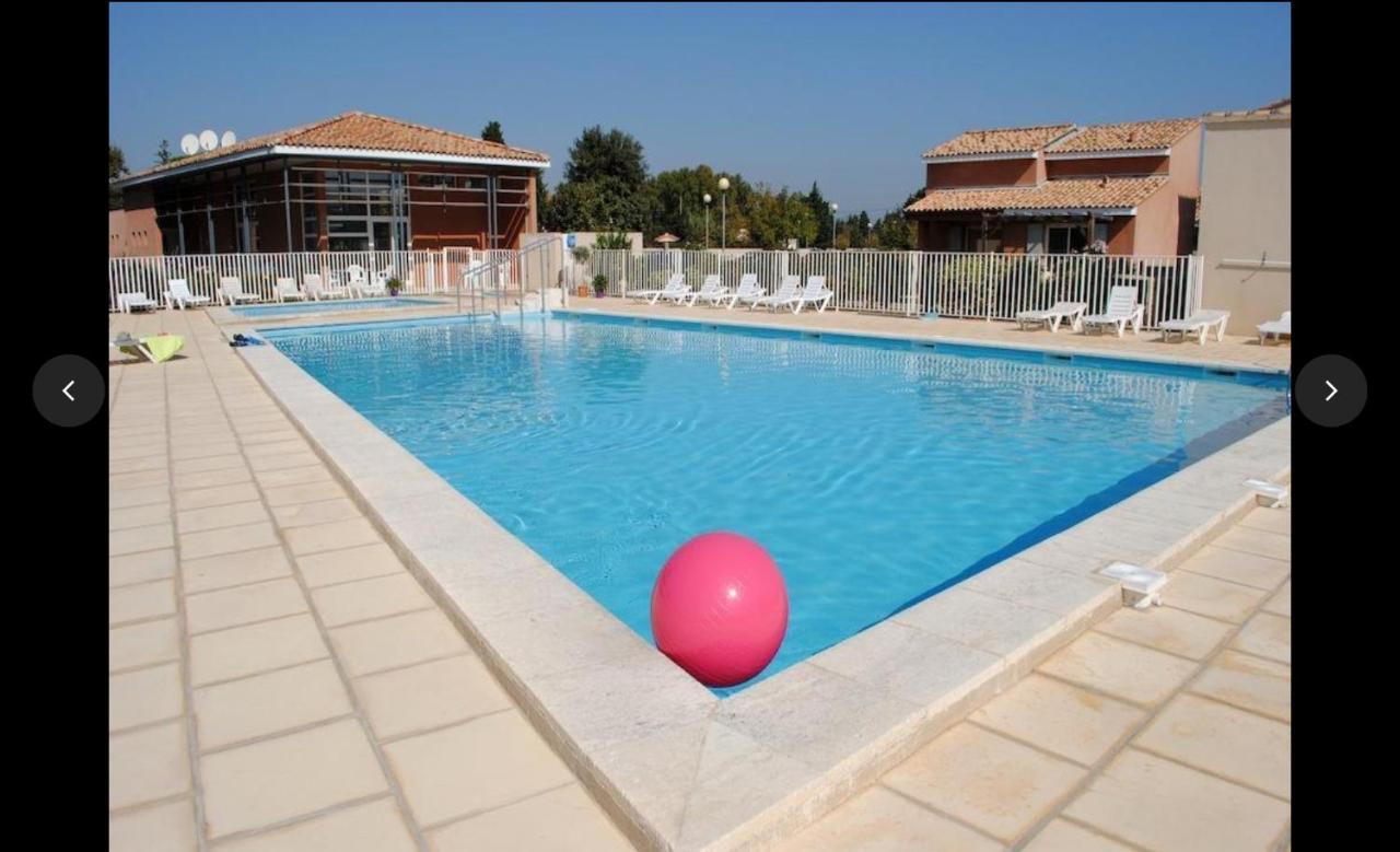 Maison Plain Pied Avec Climatisation Dans Une Residence Privee Avec Piscine Saint-Saturnin-les-Avignon Exterior photo